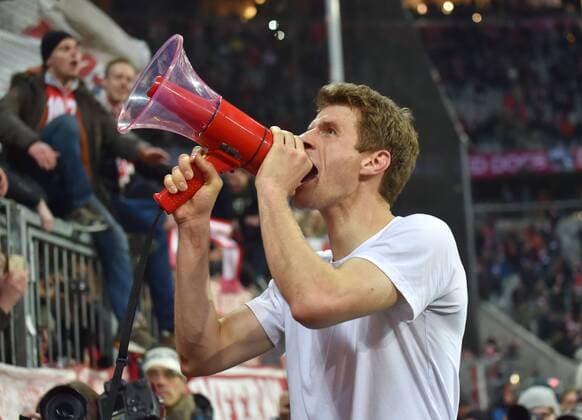 Fußball, Champions League, Thomas Müller mit Megafon vor dem Fanblock, Bayern München - Juventus Turin 16.03.2016, Fussball, Saison 2015 2016, Champions League, Achtelfinale, FC Bayern Muenchen - Juventus Turin 4:2 n.V., Thomas Mueller, Thomas Müller (Bayern Muenchen) heizt die Stimmung nach dem Spiel mit einem Megafon an.