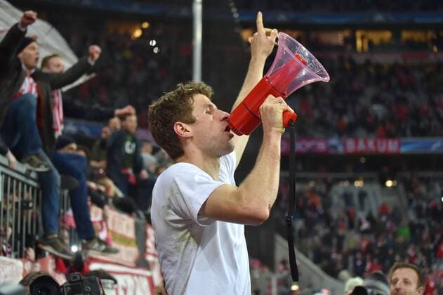 Fußball, Champions League, Thomas Müller mit Megafon vor dem Fanblock, Bayern München - Juventus Turin 16.03.2016, Fussball, Saison 2015 2016, Champions League, Achtelfinale, FC Bayern Muenchen - Juventus Turin 4:2 n.V., Thomas Mueller, Thomas Müller (Bayern Muenchen) heizt die Stimmung nach dem Spiel mit einem Megafon an.