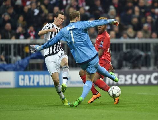 16.03.2016, Fussball, Saison 2015 2016, Champions League, Achtelfinale, FC Bayern Muenchen - Juventus Turin 4:2 n.V., Missverständnis zwischen David Alaba (Bayern Muenchen), re., und Torwart Manuel Neuer (Bayern Muenchen) vor dem 0:1, Stephan Lichtsteiner (Juventus Turin), li.