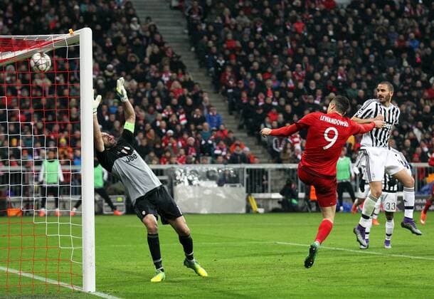 Fussball, Champions League, 2015 2016, Herren, Achtelfinale, Rückspiel, 16.03.2016, FC Bayern München - Juventus Turin v.l. Aktion, Tor zum 1-2 Gianluigi Buffon, Juventus Turin, Torschuetze Robert Lewandowski, FC Bayern München, Leonardo Bonucci, Juventus Turin,