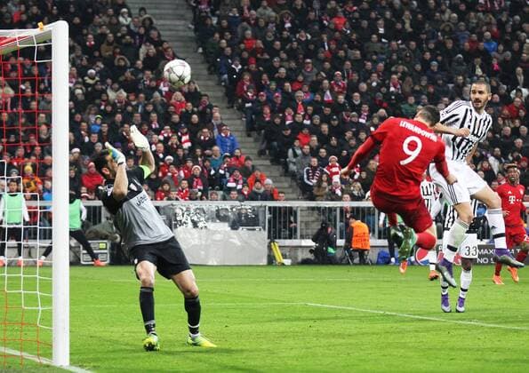 Fussball, Champions League, 2015 2016, Herren, Achtelfinale, Rückspiel, 16.03.2016, FC Bayern München - Juventus Turin v.l. Aktion, Tor zum 1-2 Gianluigi Buffon, Juventus Turin, Torschuetze Robert Lewandowski, FC Bayern München, Leonardo Bonucci, Juventus Turin,