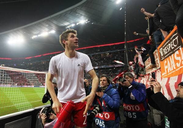 Fußball, Champions League, Thomas Müller mit Megafon vor dem Fanblock, Bayern München - Juventus Turin Fussball, Champions League, 2015 2016, Herren, Achtelfinale, Rückspiel, 16.03.2016, FC Bayern München - Juventus Turin 4-2, nach Verlängerung, v.l. Jubel nach Spiel, bei Fans, Zuschauer, mit Lautsprecher, Megaphone, Thomas Müller, FC Bayern München, südkurve,