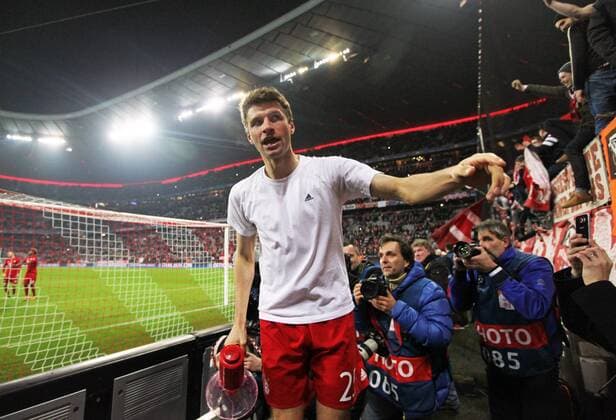 Fußball, Champions League, Thomas Müller mit Megafon vor dem Fanblock, Bayern München - Juventus Turin Fussball, Champions League, 2015 2016, Herren, Achtelfinale, Rückspiel, 16.03.2016, FC Bayern München - Juventus Turin 4-2, nach Verlängerung, v.l. Jubel nach Spiel, bei Fans, Zuschauer, mit Lautsprecher, Megaphone, Thomas Müller, FC Bayern München, südkurve,