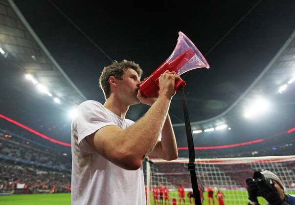 Fußball, Champions League, Thomas Müller mit Megafon vor dem Fanblock, Bayern München - Juventus Turin Fussball, Champions League, 2015 2016, Herren, Achtelfinale, Rückspiel, 16.03.2016, FC Bayern München - Juventus Turin 4-2, nach Verlängerung, v.l. Jubel nach Spiel, bei Fans, Zuschauer, mit Lautsprecher, Megaphone, Thomas Müller, FC Bayern München, südkurve,