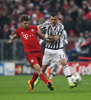 Fussball, Champions League, 2015 2016, Herren, Achtelfinale, Rückspiel, 16.03.2016, FC Bayern München - Juventus Turin 4-2, nach Verlängerung, v.l. Aktion, Zweikampf, Spielszene, action, Thomas Müller, FC Bayern München, Stefano Sturaro, Juventus Turin,