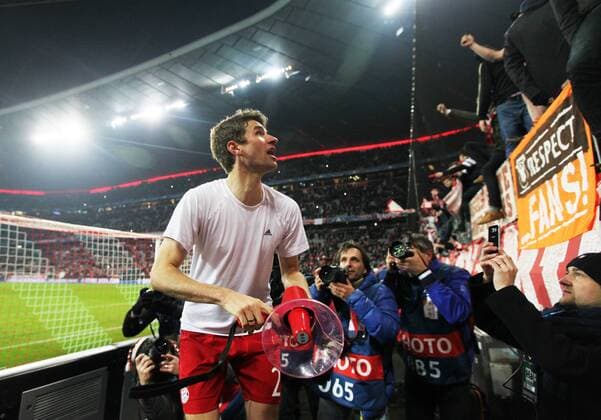 Fußball, Champions League, Thomas Müller mit Megafon vor dem Fanblock, Bayern München - Juventus Turin Fussball, Champions League, 2015 2016, Herren, Achtelfinale, Rückspiel, 16.03.2016, FC Bayern München - Juventus Turin 4-2, nach Verlängerung, v.l. Jubel nach Spiel, bei Fans, Zuschauer, mit Lautsprecher, Megaphone, Thomas Müller, FC Bayern München, südkurve,