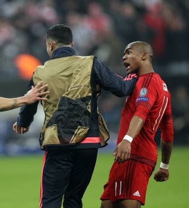 Fussball, Champions League, 2015 2016, Herren, Achtelfinale, Rückspiel, 16.03.2016, FC Bayern München - Juventus Turin 4-2, nach Verlängerung, v.l. Aktion, nach Tor zum 2-2, Douglas Costa, FC Bayern München, streitet sich mit auswechselspieler li. Thiago Alcantara, FC Bayern München, Streit,