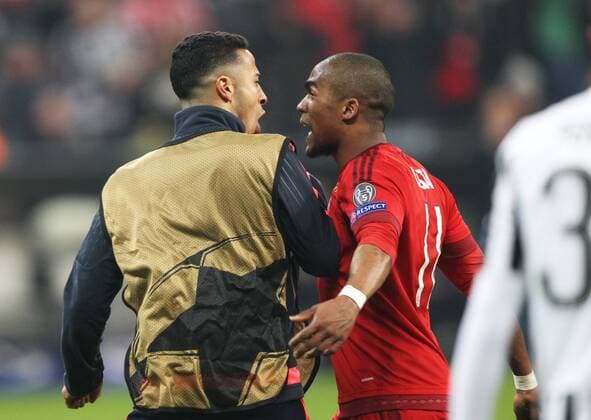 Fussball, Champions League, 2015 2016, Herren, Achtelfinale, Rückspiel, 16.03.2016, FC Bayern München - Juventus Turin 4-2, nach Verlängerung, v.l. Aktion, nach Tor zum 2-2, Douglas Costa, FC Bayern München, streitet sich mit auswechselspieler li. Thiago Alcantara, FC Bayern München, Streit,