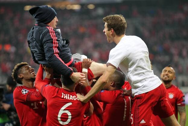 Fussball, Champions League, 2015 2016, Herren, Achtelfinale, Rückspiel, 16.03.2016, FC Bayern München - Juventus Turin 4-2, nach Verlängerung, v.l. Jubel nach Spiel, bei Fans, Franck Ribery, FC Bayern München, wird von Mitspielern, Kingsley Coman, FC Bayern München, Thiago Alcantara, FC Bayern München, Douglas Costa, FC Bayern München, Thomas Müller, FC Bayern München, hochgeworfen,
