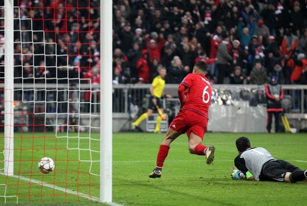 Fussball, Champions League, 2015 2016, Herren, Achtelfinale, Rückspiel, 16.03.2016, FC Bayern München - Juventus Turin 4-2, nach Verlängerung, v.l. Aktion, Freude, jubeln, Jubel nach Tor zum 3-2, Gianluigi Buffon, Juventus Turin, Torschuetze Thiago Alcantara, FC Bayern München, Freud und Leid, Jubel und Enttäuschung, von hinten,