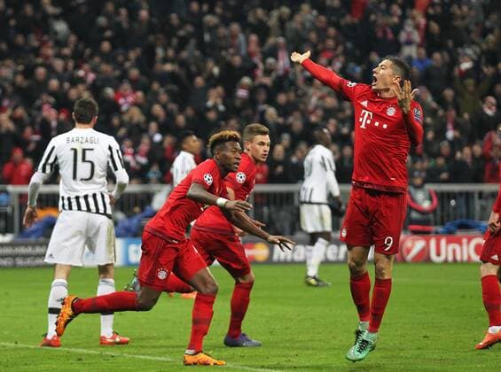 Fussball, Champions League, 2015 2016, Herren, Achtelfinale, Rückspiel, 16.03.2016, FC Bayern München - Juventus Turin 4-2, nach Verlängerung, v.l. Aktion, Freude, jubeln, Jubel nach Tor zum 1-2, David Alaba, FC Bayern München, Joshua Kimmich, FC Bayern München, Torschuetze Robert Lewandowski, FC Bayern München, im Hintergrund, dahinter, hinten, Andrea Barzagli, Juventus Turin,