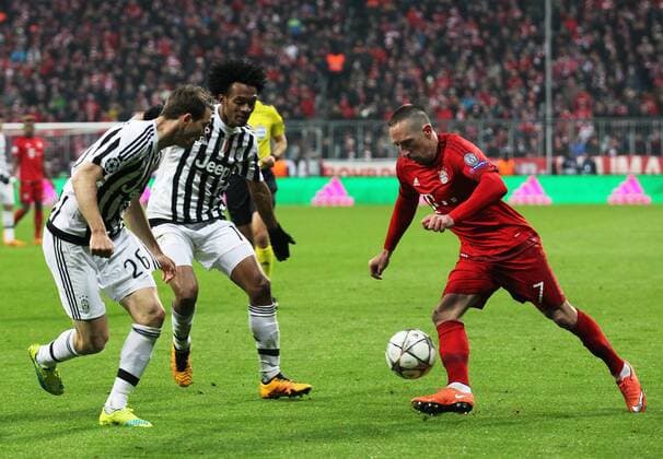 Fussball, Champions League, 2015 2016, Herren, Achtelfinale, Rückspiel, 16.03.2016, FC Bayern München - Juventus Turin 4-2, nach Verlängerung, v.l. Aktion, Zweikampf, Spielszene, action, Stephan Lichtsteiner, Juventus Turin, Juan Cuadrado, Juventus Turin, Franck Ribery, FC Bayern München,