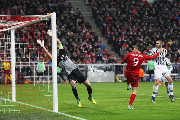 Fussball, Champions League, 2015 2016, Herren, Achtelfinale, Rückspiel, 16.03.2016, FC Bayern München - Juventus Turin v.l. Aktion, Tor zum 1-2 Gianluigi Buffon, Juventus Turin, Torschuetze Robert Lewandowski, FC Bayern München, Leonardo Bonucci, Juventus Turin,