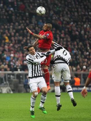 Fussball, Champions League, 2015 2016, Herren, Achtelfinale, Rückspiel, 16.03.2016, FC Bayern München - Juventus Turin 4-2, nach Verlängerung, v.l. Aktion, Zweikampf, Spielszene, action, oben Arturo Vidal, FC Bayern München, li. Anderson Hernanes de Carvalho Andrade Lima, Juventus Turin, re. Sami Khedira, Juventus Turin,