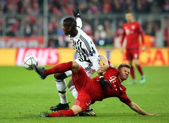 Fussball, Champions League, 2015 2016, Herren, Achtelfinale, Rückspiel, 16.03.2016, FC Bayern München - Juventus Turin 4-2, nach Verlängerung, v.l. Aktion, Zweikampf, Spielszene, action, Paul Pogba, Juventus Turin, Joshua Kimmich, FC Bayern München, xklausxschillingerx