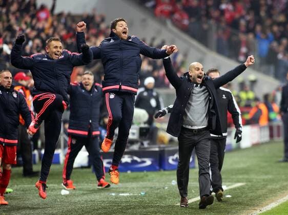 Fussball, Champions League, 2015 2016, Herren, Achtelfinale, Rückspiel, 16.03.2016, FC Bayern München - Juventus Turin 4-2, nach Verlängerung, v.l. Aktion, Freude, jubeln, Jubel nach Tor zum 4-2, Trainer Pep Guardiola, FC Bayern München, li. Rafinha, FC Bayern München, Xabi Alonso, FC Bayern München, xklausxschillingerx