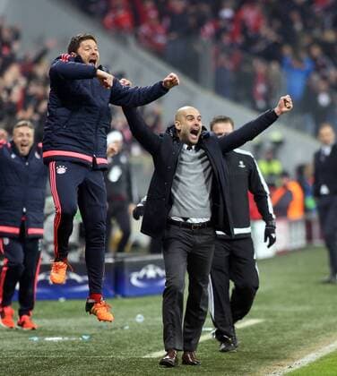 Fussball, Champions League, 2015 2016, Herren, Achtelfinale, Rückspiel, 16.03.2016, FC Bayern München - Juventus Turin 4-2, nach Verlängerung, v.l. Aktion, Freude, jubeln, Jubel nach Tor zum 4-2, Trainer Pep Guardiola, FC Bayern München, li. Xabi Alonso, FC Bayern München, xklausxschillingerx