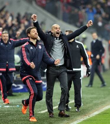 Fussball, Champions League, 2015 2016, Herren, Achtelfinale, Rückspiel, 16.03.2016, FC Bayern München - Juventus Turin 4-2, nach Verlängerung, v.l. Aktion, Freude, jubeln, Jubel nach Tor zum 4-2, Trainer Pep Guardiola, FC Bayern München, li. Xabi Alonso, FC Bayern München, xklausxschillingerx