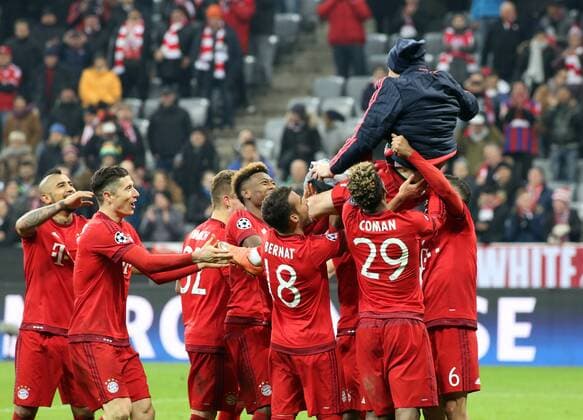 Fussball, Champions League, 2015 2016, Herren, Achtelfinale, Rückspiel, 16.03.2016, FC Bayern München - Juventus Turin 4-2, nach Verlängerung, v.l. Jubel nach Spiel, Spieler werfen Franck Ribery, FC Bayern München, in die Luft, v.l. Arturo Vidal, FC Bayern München, Robert Lewandowski, FC Bayern München, Juan Bernat, FC Bayern München, Kingsley Coman, FC Bayern München, xklausxschillingerx