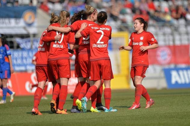 Jubel beim FC Bayern München nach dem 3:0 durch Vivianne Miedema (FC Bayern Muenchen), Nora Holstad Berge (FC Bayern Muenchen), Caroline Abbe (FC Bayern Muenchen), Nicole Rolser (FC Bayern Muenchen), Vivianne Miedema (FC Bayern Muenchen), Gina Lewandowski (FC Bayern Muenchen) München, Deutschland, 19.03.2016 - Fussball, Frauenfussball, FC Bayern München - USV Jena, Fussball, Frauenfussball, FC Bayern München - USV Jena, xKLx