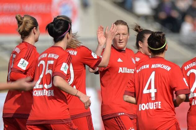 Jubel beim FC Bayern München nach dem 3:0 durch Vivianne Miedema (FC Bayern Muenchen), Nora Holstad Berge (FC Bayern Muenchen), Caroline Abbe (FC Bayern Muenchen), Nicole Rolser (FC Bayern Muenchen), Vivianne Miedema (FC Bayern Muenchen), Gina Lewandowski (FC Bayern Muenchen) München, Deutschland, 19.03.2016 - Fussball, Frauenfussball, FC Bayern München - USV Jena, Fussball, Frauenfussball, FC Bayern München - USV Jena, xKLx