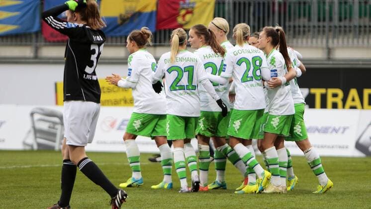 Fußball, Allianz Frauen Bundesliga, VfL Wolfsburg - 1. FFC Frankfurt; Caroline Graham Hansen (Wolfsburg, 26) Jubel, Torjubel, Freude, Emotion, Torerfolg, Aktion, action, goal, goal celebration, celebrates, Anke Preuß (Anke Preuss, Torwart, Frankfurt, 31) enttäuscht, frustriert, niedergeschlagen Enttäuschung, Frust, disappointed. xtgx