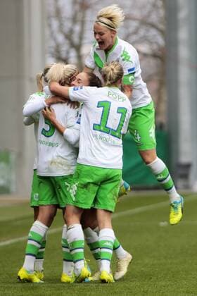 Fußball, Allianz Frauen Bundesliga, VfL Wolfsburg - 1. FFC Frankfurt; Jubel, Torjubel, Freude, Emotion, Torerfolg, Aktion, action, goal, goal celebration, celebrates VfL Wolfsburg nach 3:1 durch Zsanett Jakabfi (Wolfsburg, 3). xtgx