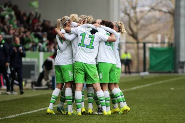 Fußball, Allianz Frauen Bundesliga, VfL Wolfsburg - 1. FFC Frankfurt; Jubel, Torjubel, Freude, Emotion, Torerfolg, Aktion, action, goal, goal celebration, celebrates VfL Wolfsburg nach 3:1 durch Zsanett Jakabfi (Wolfsburg, 3). xtgx
