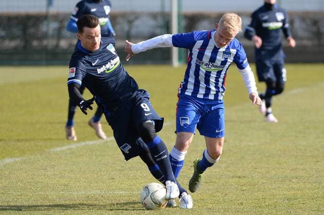 Fussball, Herren, Saison 2015 16, 1. Bundesliga, Trainingspiel, Hertha BSC (Profis) - Hertha BSC (U23), v. l. Alexander Baumjohann (No. 9, Hertha BSC), Bryan Henning (No. 6, Hertha BSC U23, 21.03.2016,