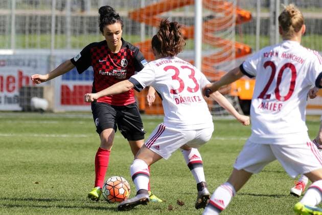 v.li.: Lina Maria Magull (Freiburg, 16), Sara Ilonka Däbritz (Sara Daebritz, FCB, 33), Zweikampf, Duell, duel, tackle, Dynamik, Action, Aktion, Fussball, Allianz Frauen-Bundesliga, SC Freiburg - FC Bayern München, xozx