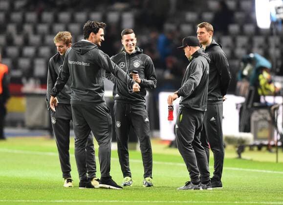 Fussball, Herren, Saison 2015 16, Länderspiel in Berlin, Deutschland - England, Mats Hummels (Deutschland), Christoph Kramer (Deutschland), Mats Hummels (Deutschland), Julian Draxler (Deutschland), Lukas Podolski (Deutschland), Torwart Manuel Neuer (Deutschland) vor dem Spiel, 26.03.2016,
