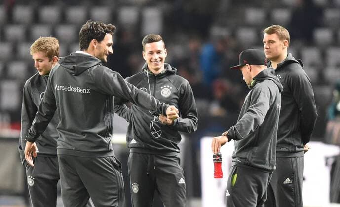 Fussball, Herren, Saison 2015 16, Länderspiel in Berlin, Deutschland - England, Mats Hummels (Deutschland), Christoph Kramer (Deutschland), Mats Hummels (Deutschland), Julian Draxler (Deutschland), Lukas Podolski (Deutschland), Torwart Manuel Neuer (Deutschland) vor dem Spiel, 26.03.2016,