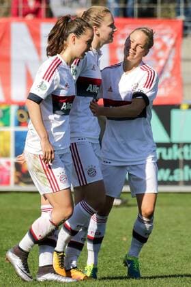v.li.: Sara Ilonka Däbritz (Sara Daebritz, FCB, 33), Torschützin Vivianne Miedema (FCB, 10) und Leonie Maier (FCB, 20) jubeln über das 0:2, Jubel, Torjubel, Torerfolg, celebrate the goal, goal, celebration, Jubel ueber das Tor, optimistisch, Action, Aktion, Fussball, Allianz Frauen-Bundesliga, SC Freiburg - FC Bayern München, xozx