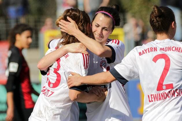 Bilder des Tages - SPORT v.li.: Torschützin Sara Ilonka Däbritz (Sara Daebritz, FCB, 33) wird von Viktoria Schnaderbeck (FCB, 25) nach dem Tor zum 0:3 Endstand umarmt, Jubel, Torjubel, Torerfolg, celebrate the goal, goal, celebration, Jubel ueber das Tor, optimistisch, Action, Aktion, Fussball, Allianz Frauen-Bundesliga, SC Freiburg - FC Bayern München, xozx