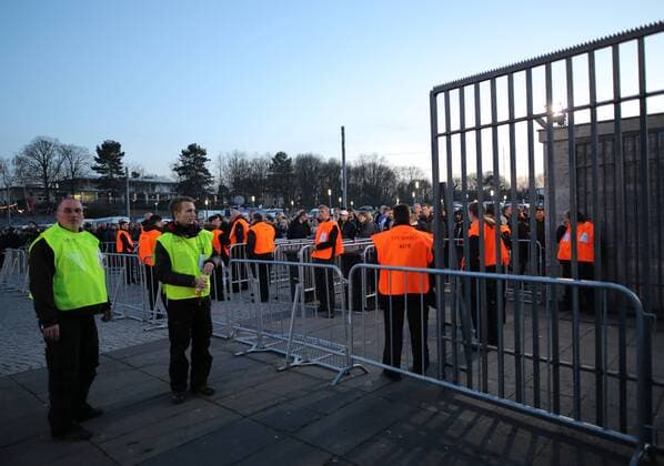Olympiastadion Stadion, Sicherheitsdienst, Einlass Einlasskontrolle, Kontrolle, Massnahme, Wache,Wachdienst, Sicherheit, bewachen, kontrollieren, Roentgen Koerperscanner Wachhund Polizei, Sicherheit, Beamte, Polizeibeamte, Uniform, Schusswaffe, Pistole, Gefahr, Absichern, DEUTSCHLAND - ENGLAND ( - ) Freundschaftsspiel, friendly match, Deutsche Fussball Nationalmannschaft, DFB am 26.03.2016 in Berlin.