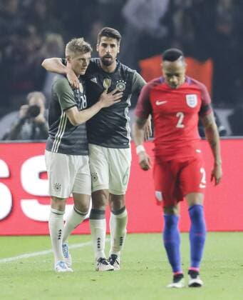 Toni KROOS, DFB 18 Torjubel, Jubel nach dem Tor zum 1-0 Jubel, Freude, Emotionen, Feiern, Lachen, jubelt, freuen, reisst die Arme hoch, ballt die Faust mit Sami KHEDIRA, DFB 6 DEUTSCHLAND - ENGLAND ( - ) Freundschaftsspiel, friendly match, Deutsche Fussball Nationalmannschaft, DFB am 26.03.2016 in Berlin.