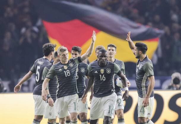 Toni KROOS, DFB 18 Torjubel, Jubel nach dem Tor zum 1-0 Jubel, Freude, Emotionen, Feiern, Lachen, jubelt, freuen, reisst die Arme hoch, ballt die Faust mit Sami KHEDIRA, DFB 6 Antonio RUEDIGER, DFB 16 Emre CAN, DFB 14 Mario GOMEZ, DFB 23 DEUTSCHLAND - ENGLAND ( - ) Freundschaftsspiel, friendly match, Deutsche Fussball Nationalmannschaft, DFB am 26.03.2016 in Berlin.