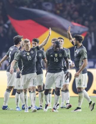 Bilder des Tages - SPORT Toni KROOS, DFB 18 Torjubel, Jubel nach dem Tor zum 1-0 Jubel, Freude, Emotionen, Feiern, Lachen, jubelt, freuen, reisst die Arme hoch, ballt die Faust mit Sami KHEDIRA, DFB 6 Antonio RUEDIGER, DFB 16 Emre CAN, DFB 14 Mario GOMEZ, DFB 23 DEUTSCHLAND - ENGLAND ( - ) Freundschaftsspiel, friendly match, Deutsche Fussball Nationalmannschaft, DFB am 26.03.2016 in Berlin.