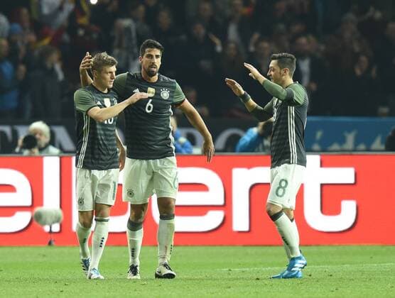 Fussball, Herren, Saison 2015 16, Länderspiel in Berlin, Deutschland - England, Toni Kroos (Deutschland), Sami Khedira (Deutschland), Mesut Özil (Deutschland), Jubel nach Tor zum 1:0, 26.03.2016,