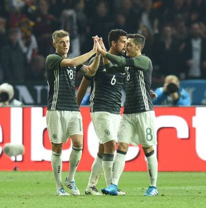 Fussball, Herren, Saison 2015 16, Länderspiel in Berlin, Deutschland - England, Toni Kroos (Deutschland), Sami Khedira (Deutschland), Mesut Özil (Deutschland), Jubel nach Tor zum 1:0, 26.03.2016,