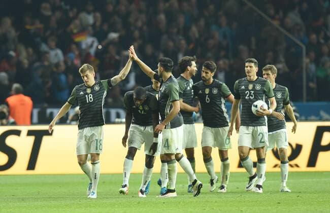 Fussball, Herren, Saison 2015 16, Länderspiel in Berlin, Deutschland - England, Toni Kroos (Deutschland), Antonio Rüdiger (Deutschland), Emre Can (Deutschland), Mats Hummels (Deutschland), Sami Khedira (Deutschland), Mario Gomez (Deutschland), Thomas Müller (Deutschland), Jubel nach Tor zum 1:0, 26.03.2016,