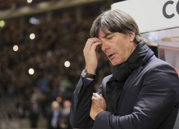 Bilder des Tages - SPORT DFB Bundestrainer Joachim Jogi LOEW, LÖW,Halbfigur, Freisteller , Aktion, Einzelbild, Portrait, Porträt, nachdenklich Emotionen, enttaeuscht, Enttaeuschung, Frust, frustriert, Trauer ,traurig, verzweifelt, Verzweiflung DEUTSCHLAND - ENGLAND ( - ) Freundschaftsspiel, friendly match, Deutsche Fussball Nationalmannschaft, DFB am 26.03.2016 in Berlin.