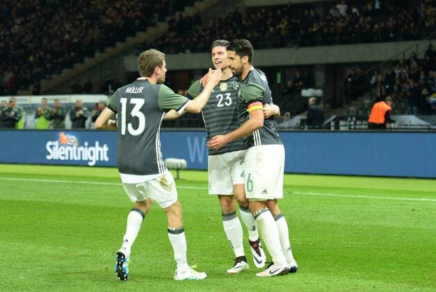 Fussball, Herren, Saison 2015 16, Länderspiel in Berlin, Deutschland - England, Thomas Müller (Deutschland), Mario Gomez (Deutschland), Sami Khedira (Deutschland), Jubel nach Tor zum 2:0, 26.03.2016,
