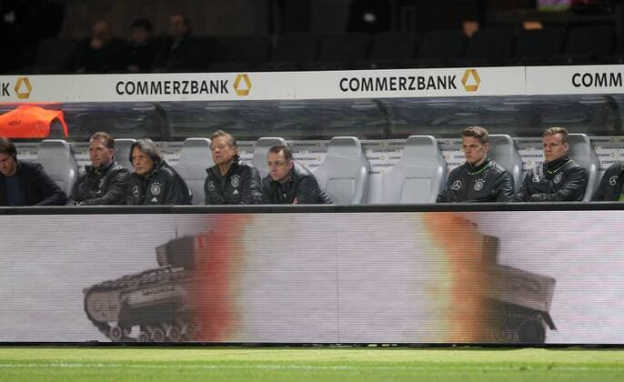 Fussball, Fussball, Testspiel, Freundschaftsspiel, Saison 2015 2015 Herren, Deutschland, 26.03.2016 deutsche Nationalmannschaft, Deutschland - England v.l. Wergung mit Panzer im Vordergrund, deutsche Ersatzbank, Reserve,