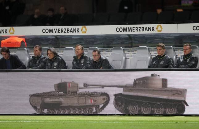 Fussball, Fussball, Testspiel, Freundschaftsspiel, Saison 2015 2015 Herren, Deutschland, 26.03.2016 deutsche Nationalmannschaft, Deutschland - England v.l. Wergung mit deutschen und englischen Panzer im Vordergrund, deutsche Ersatzbank, Reserve,