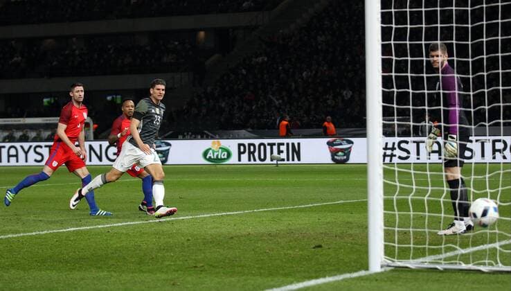 Fussball, Fussball, Testspiel, Freundschaftsspiel, Saison 2015 2015 Herren, Deutschland, 26.03.2016 deutsche Nationalmannschaft, Deutschland - England v.l. Aktion, Tor zum 2-0, Gary Cahill, England, Torschuetze Mario Gomez, Deutschland, Frazer Forster, England,