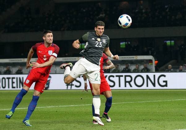 Fussball, Fussball, Testspiel, Freundschaftsspiel, Saison 2015 2015 Herren, Deutschland, 26.03.2016 deutsche Nationalmannschaft, Deutschland - England v.l. Aktion, Tor zum 2-0, Gary Cahill, England, Torschuetze Mario Gomez, Deutschland,