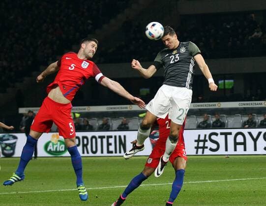 Fussball, Fussball, Testspiel, Freundschaftsspiel, Saison 2015 2015 Herren, Deutschland, 26.03.2016 deutsche Nationalmannschaft, Deutschland - England v.l. Aktion, Tor zum 2-0, Gary Cahill, England, Torschuetze Mario Gomez, Deutschland,