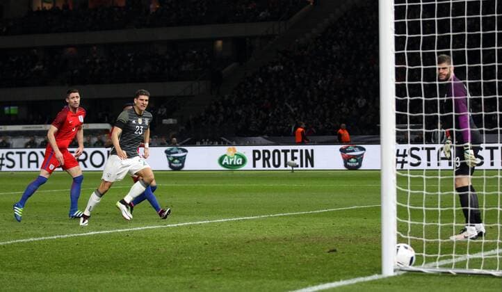 Fussball, Fussball, Testspiel, Freundschaftsspiel, Saison 2015 2015 Herren, Deutschland, 26.03.2016 deutsche Nationalmannschaft, Deutschland - England v.l. Aktion, Tor zum 2-0, Gary Cahill, England, Torschuetze Mario Gomez, Deutschland, Frazer Forster, England,