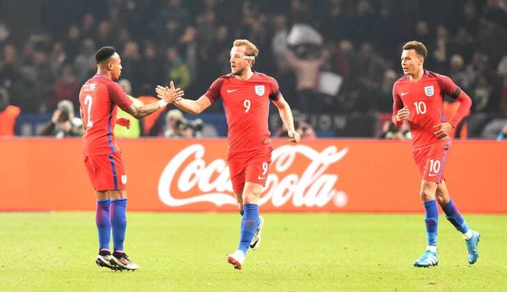 Fussball, Herren, Saison 2015 16, Länderspiel in Berlin, Deutschland - England, v. l. Nathaniel Clyne (England), Harry Kane (England), Dele Alli (England), Jubel nach Tor zum 2:1, 26.03.2016,